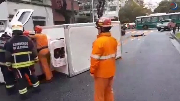 Al menos tres heridos en un choque y vuelco en Saavedra