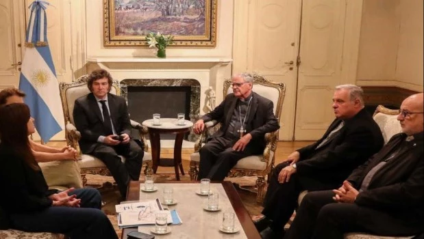 El presidente Javier Milei conversa con autoridades de la Conferencia Episcopal Argentina en Casa Rosada.