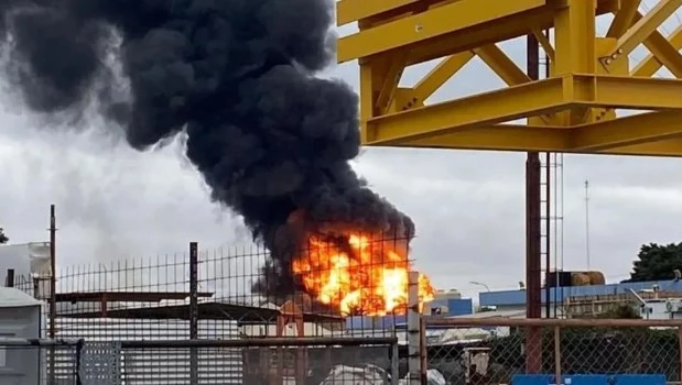 Se incendió una refinería de YPF en La Plata