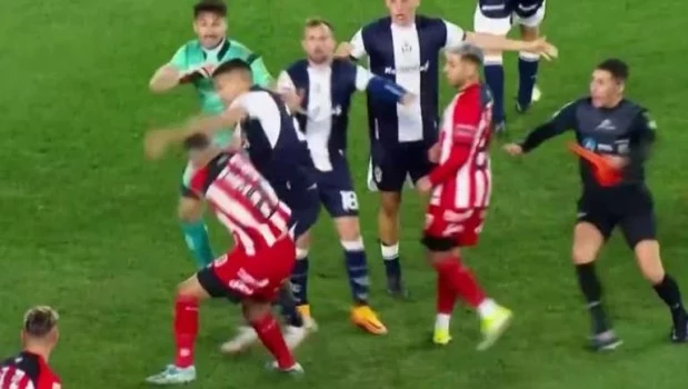 Gimnasia eliminó a Barracas Central de la Copa Argentina y el partido terminó en escándalo