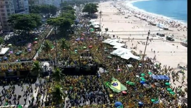 Rescatan a unas cien personas arrastradas por el viento en la playa de Copabacana