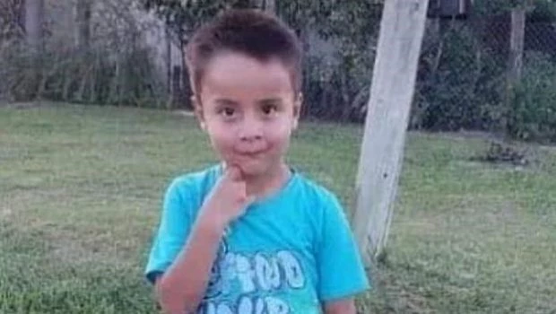Un nuevo giro en el caso Loan: hallan una remera con sangre y un balde en el naranjal donde desapareció el menor