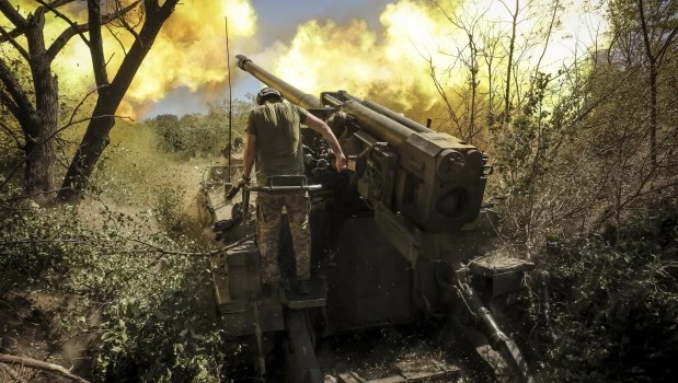 Militares de la 24ª Brigada Mecanizada de Ucrania disparan un obús autopropulsado "Giatsint-S" de 152 mm hacia posiciones rusas cerca de la ciudad de Chasiv Yar, en la región de Donetsk, Ucrania (20 de agosto de 2024).