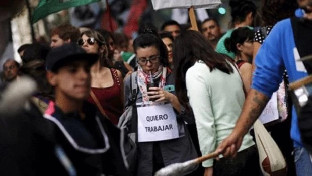 La recesión impacta en el desempleo y y genera la caída del consumo