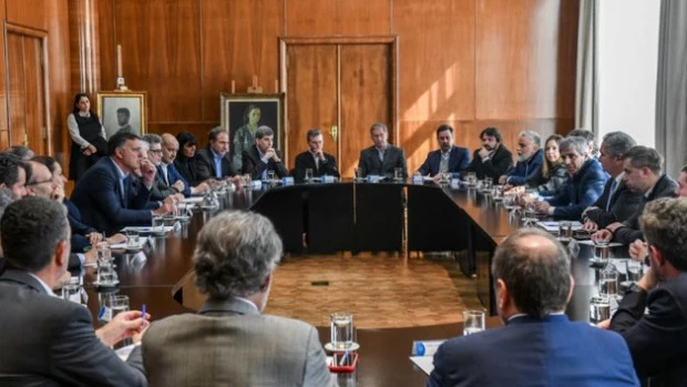  Caputo se reunió con aseguradoras con la expectativa de que el sector participe en proyectos del RIGI