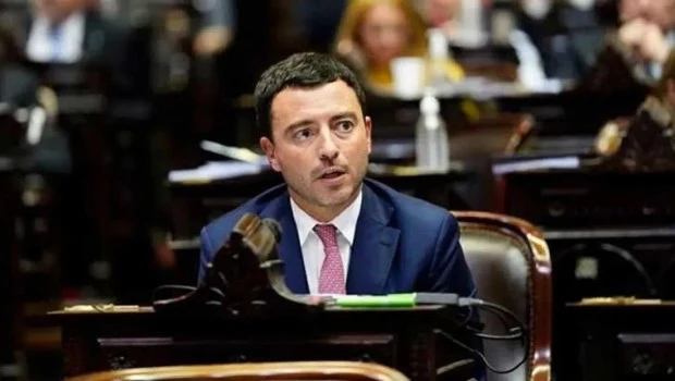 La UCR critica a Milei por haber reposteado un tuit donde se observa a Martín Tetaz con el legislador acusado de pedofilia