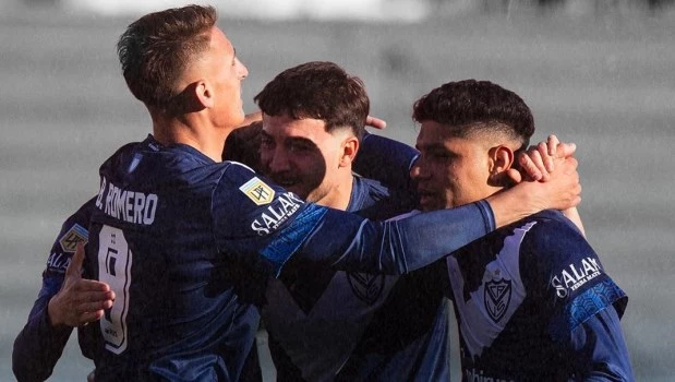 Vélez aplastó a Barracas y es líder junto a Huracán