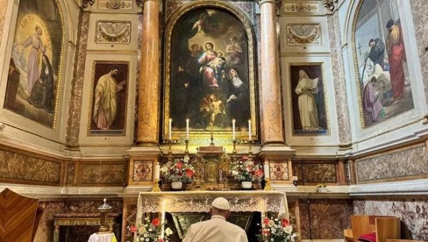El Papa visitó la basílica de san Agustín de Roma y rezó ante los restos de santa Mónica