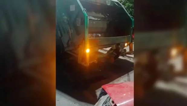 Un auto chocó por detrás a un camión de residuos y debieron amputarle una pierna al recolector 