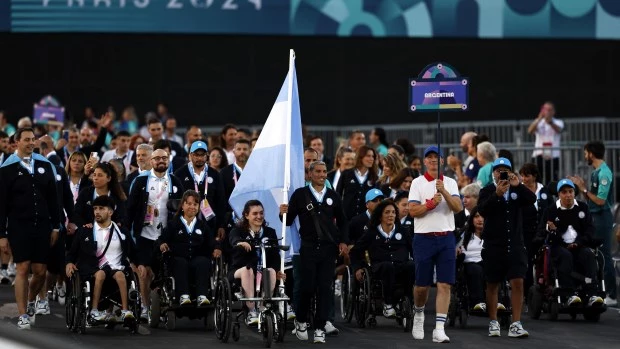 Los atletas argentinos desfilaron con orgullo. La bandera celeste y blanca se paseó otra vez por las calles de París.