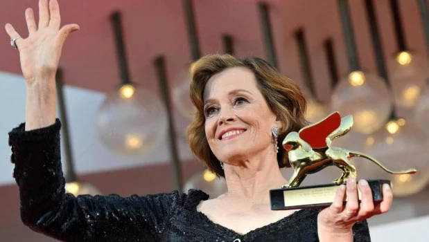 La Mostra de Venecia abrió con un tributo a Sigourney Weaver