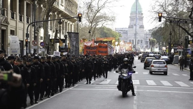 Tensión en el Congreso durante una marcha de jubilados que protestaban contra el veto presidencial