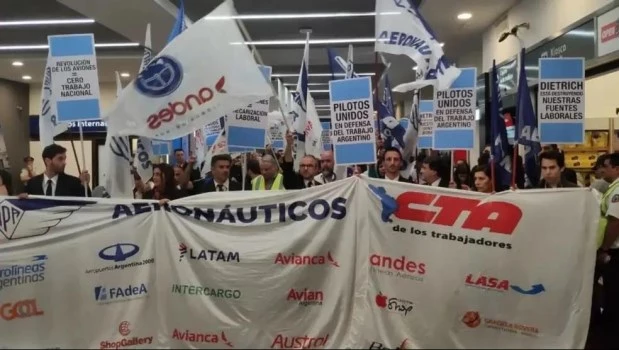 Gremios aeronáuticos comenzaron las asambleas en Ezeiza antes de lo anunciado y afectaron vuelos reprogramados 