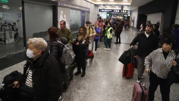 Gremios aeronáuticos modificaron el horario de las medidas de fuerza y complican la situación de los vuelos