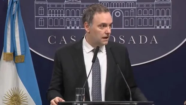 Adorni adelantó que se sancionará a los empleados aeronáuticos que se apegaron a las medidas de fuerza del gremio