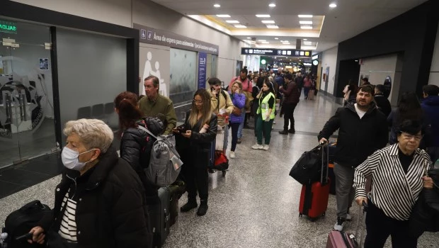 Los gremios aeronáuticos provocaron otra jornada de caos en el Aeroparque y el Gobierno sancionó a los que hicieron asambleas 