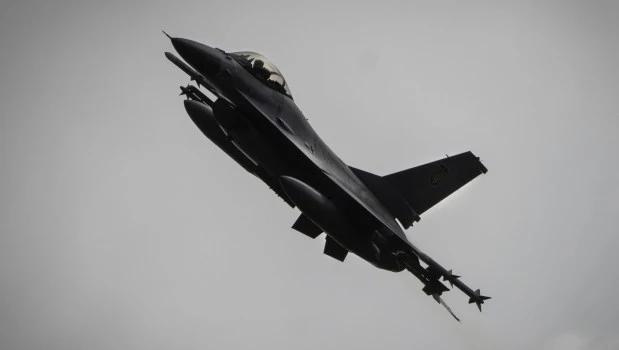Zelensky destituye a un comandante de la Fuerza Aérea tras la fatal caída de un avión F-16