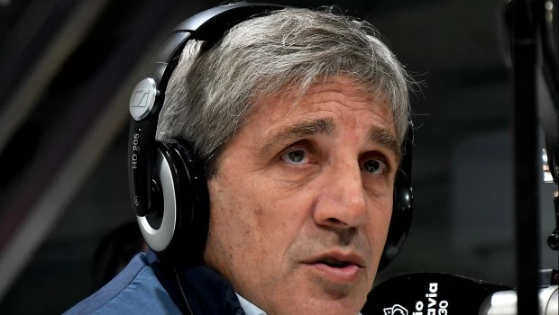 Caputo dijo que ya se pueden hacer facturas en dólares y que habrá tarjetas de débito para operar en esa moneda