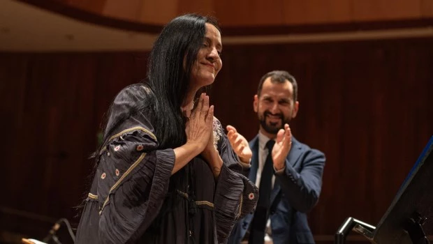 ‘La Bruja’ Salguero saluda, aplaudida por Ezequiel Silberstein y el público que se dio cita en el Auditorio Nacional. (Foto: L. D'Attoma)