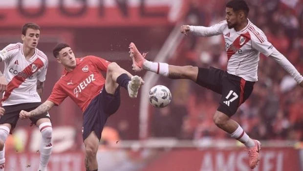River, con sus tres campeones del mundo y un jugador más durante casi todo el partido, no pudo vencer a Independiente
