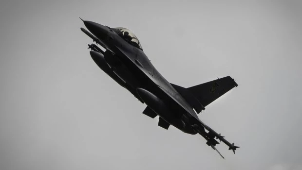 El avión de combate F-16 de la Fuerza Aérea ucraniana vuela en un lugar no revelado de Ucrania (4 de agosto de 2024).