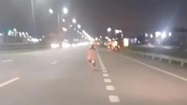 Policías rescatan a una niña que circulaba en bicicleta por la Panamericana