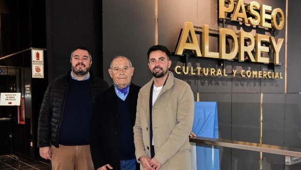 Diego Chourrout, director de la firma en el Cono Sur, y Felipe Arango Palacio, a cargo del área de proyectos e infraestructura, junto al director del diario La Prensa.