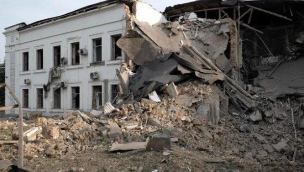 Sube a 49 el número de muertos en un ataque ruso contra un centro educativo y un hospital en Ucrania