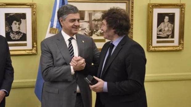 Milei firmó con Jorge Macri el traspaso de las 31 líneas de colectivos que circulan en Caba