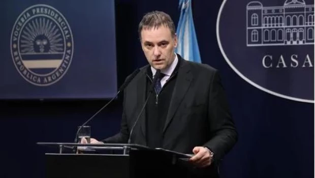 Adorni anunció que recortaron 1500 empleados de Aerolíneas Argentinas