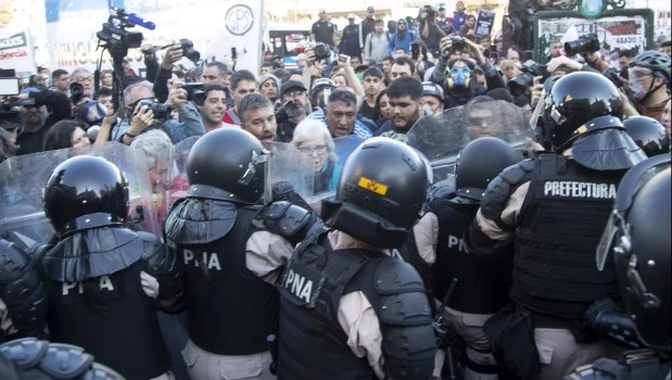 Reprimieron a los jubilados frente al Congreso durante una movilización contra el veto presidencial