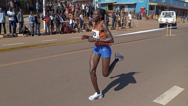 Muere una atleta olímpica ugandesa tras sufrir quemaduras a manos de su pareja por una disputa de tierras