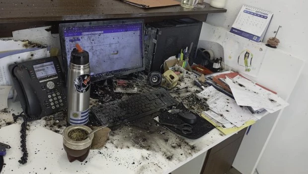 Así quedó la oficina donde explotó el paquete sospechoso enviado a Pino en La Rural