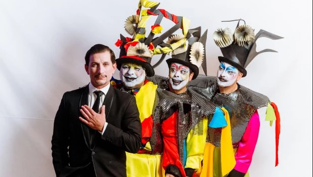 Acosta (de traje) mamó la murga uruguaya desde niño en Paysandú y ahora se anima a fusionarla con el dos por cuatro.