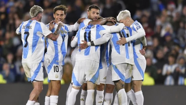 Fiesta completa en el Monumental: la Selección goleó a Chile, homenajeó a Di María y festejó el bicampeonato de América
