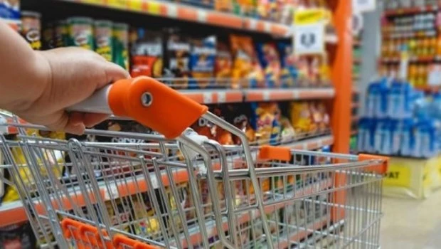 Por la suba de tasas municipales, aseguran que hasta el 49% del precio de un producto de primera necesidad son impuestos