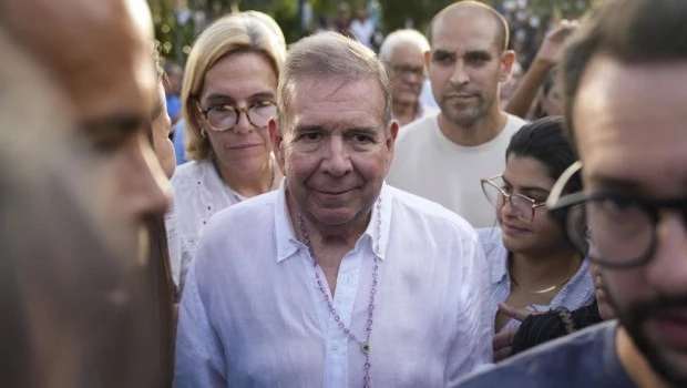 González Urrutia llegó a España, que le brindó asilo político