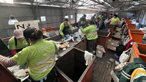 Un grupo de operarios separa los distintos materiales.