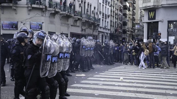 Tensión e incidentes frente al Congreso