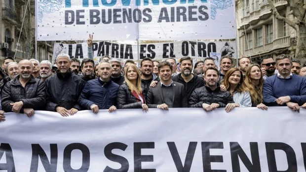 Kicillof, Magario y otros funcionarios bonaerenses en la marcha con los jubilados