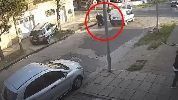 Motochorros balean a un gendarme en Hurlingham y un conductor atropelló a uno de los asaltantes