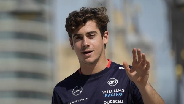 Colapinto llegó a Azerbaiyán y recorrió a pie el circuito de Baku