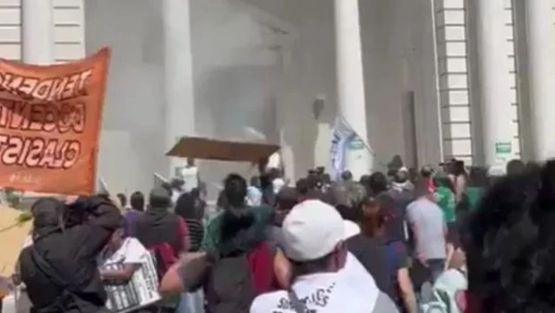 La Legislatura de Santa Fe aprobó la reforma jubilatoria y hubo incidentes en las calles