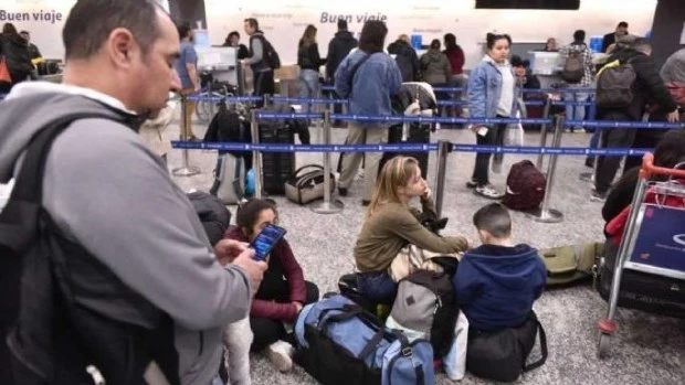 Más de 37 mil pasajeros quedarán varados este viernes por el paro de pilotos y tripulantes de cabina