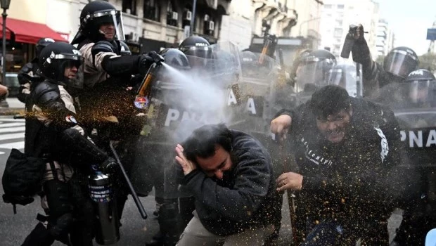 Investigarán a la ministra de Seguridad por la actuación de la policía durante la marcha contra el veto a la movilidad jubilatoria.