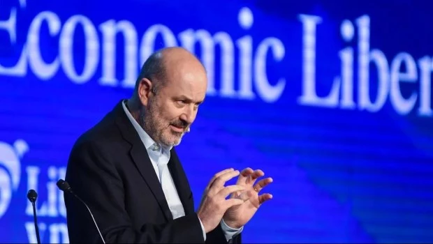 Sturzenegger apuntó contra los pilotos: "Paran porque no les dieron los asientos en business”