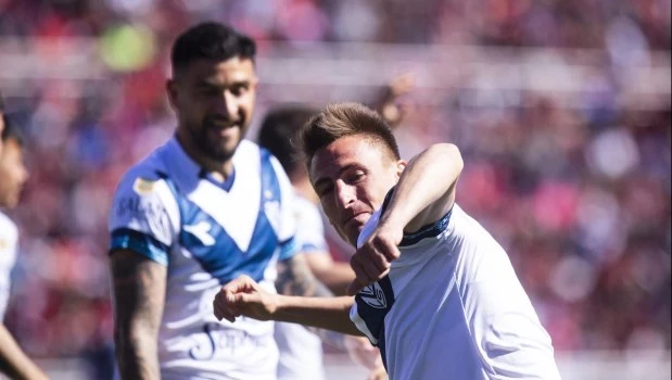 Vélez le ganó a San Lorenzo en el Nuevo Gasómetro y sigue firme en la punta