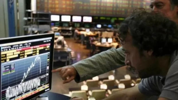 El Riesgo país bajó 2,56% y "perforó el piso" de los 1.300 puntos