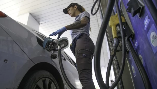 Las estaciones de servicio tendrán que informar en los surtidores si cobran tasas municipales