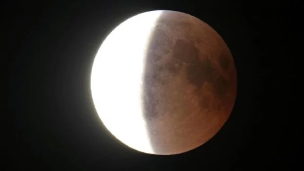 Esta noche se verá Noche de eclipse parcial de Luna